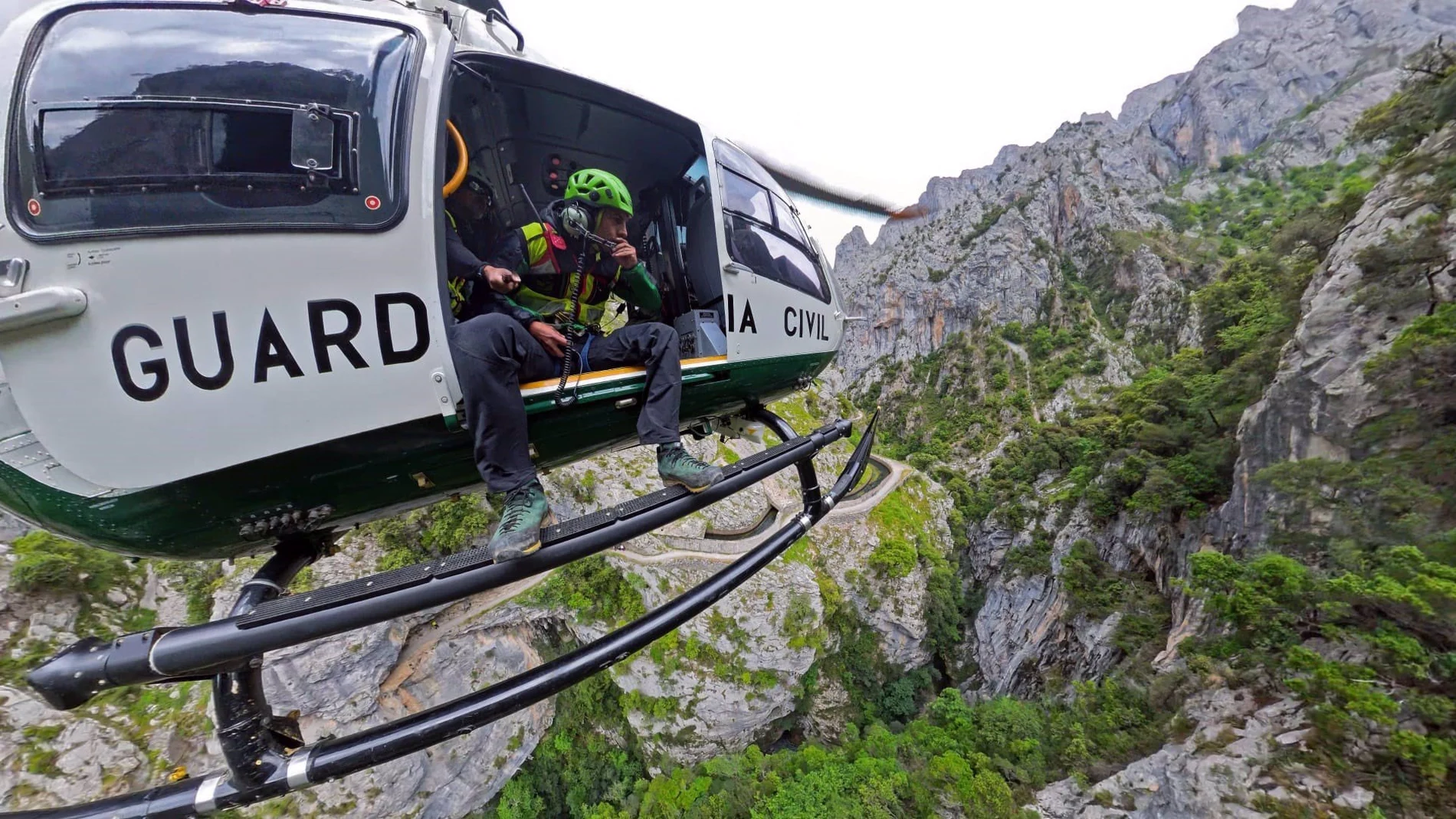 El GREIM de la Guardia Civil rescata a dos senderistas que habían quedado atrapados en La Pedriza
