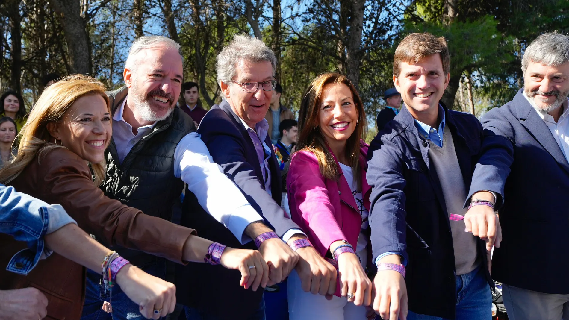 El líder del PP, Alberto Núñez Feijóo junto al presidente de Aragón, Jorge Azcón y miembros del PP de Aragón.