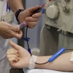 Una enfermera toma una muestra de sangre para su posterior análisis