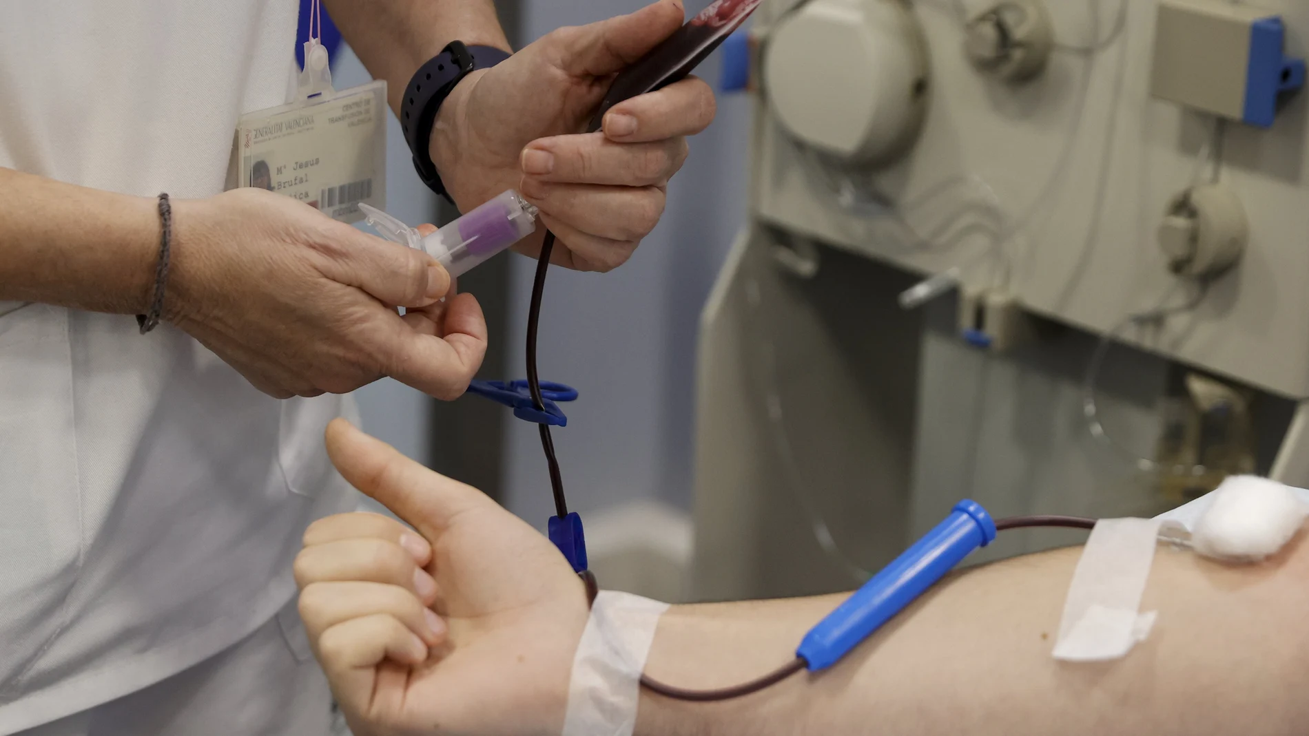 Una enfermera toma una muestra de sangre para su posterior análisis