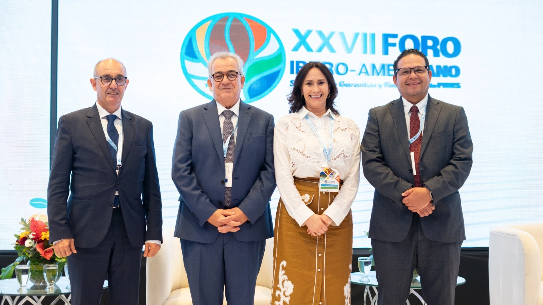 El director general de Iberaval y presidente de REGAR, Pedro Pisonero, en el marco del XXVII Foro Iberoamericano de la Red, que ha acogido Honduras, junto a representantes de las instituciones organizadoras
