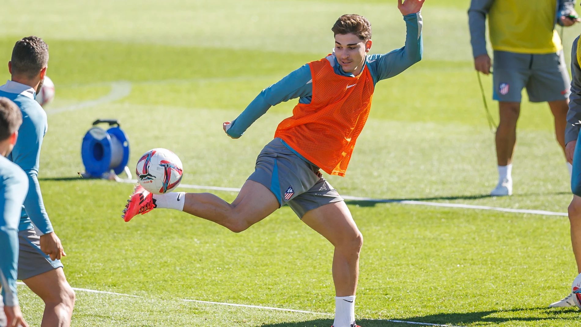 MAJADAHONDA (MADRID), 28/09/2024.- El delantero argentino Julián Álvarez participa en el entrenamiento de su equipo este sábado en la Ciudad deportiva Wanda en Majadahonda, Madrid, este sábado. EFE/Rodrigo Jiménez