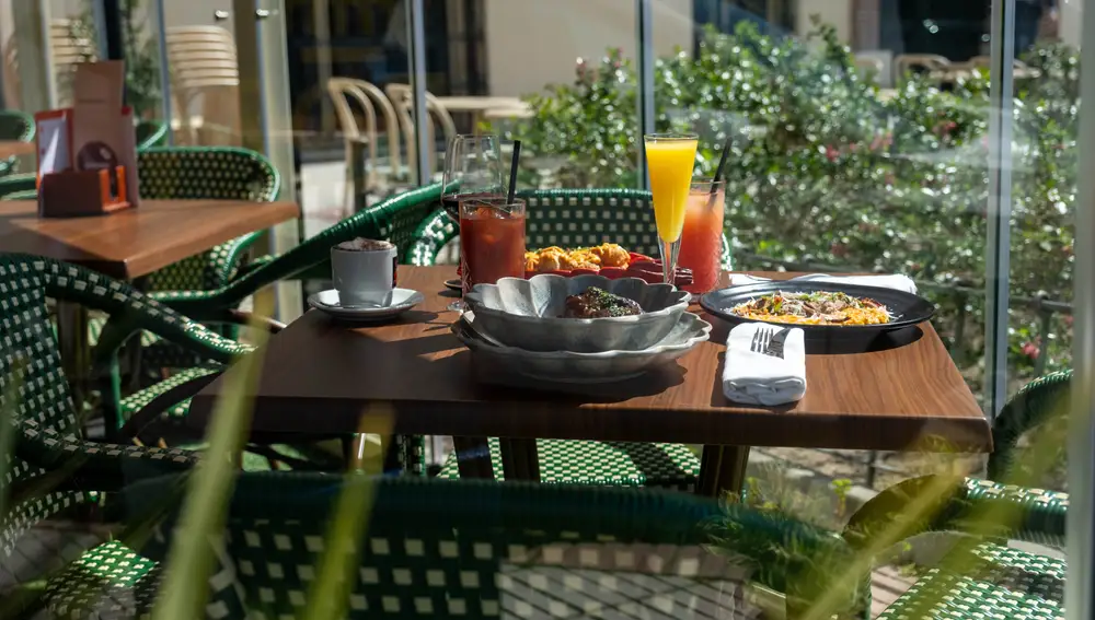 Terraza del restaurante, frente al Parque del Oeste de Madrid