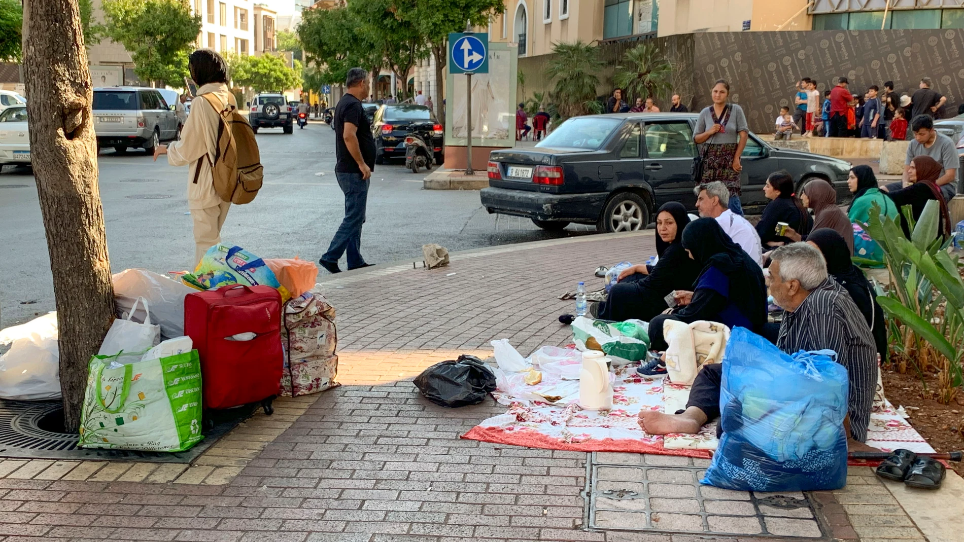 BEIRUT (LÍBANO), 28/09/2024.- Cientos de vecinos de los suburbios meridionales de Beirut permanecen acampados en las calles de la capital libanesa, donde muchos pasaron la noche por miedo a ser alcanzados por los bombardeo israelíes que esta madrugada se sucedieron por el extrarradio. EFE/ Carles Grau Sivera
