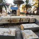 Trabajadores de la empresa municipal de EMACSA en la retirada de la piedras de la fuente ubicada en la Plaza de la Magdalena, en el Casco Histórico de Córdoba