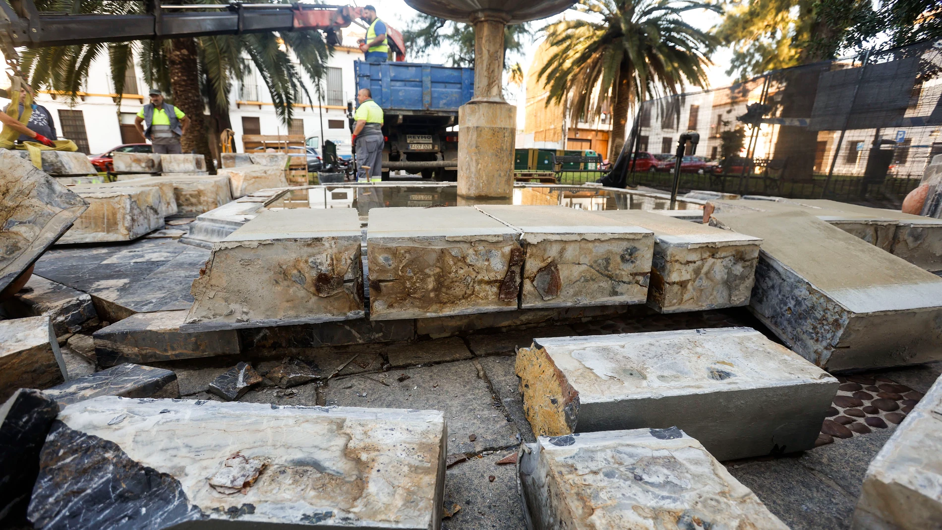 CÓRDOBA, 28/09/2024.- Trabajadores de la empresa municipal de EMACSA trabajan este sábado en la retirada de la piedras de la fuente ubicada en la Plaza de la Magdalena, en el Casco Histórico de Córdoba, que se derrumbó en la noche de ayer. EFE/ Salas