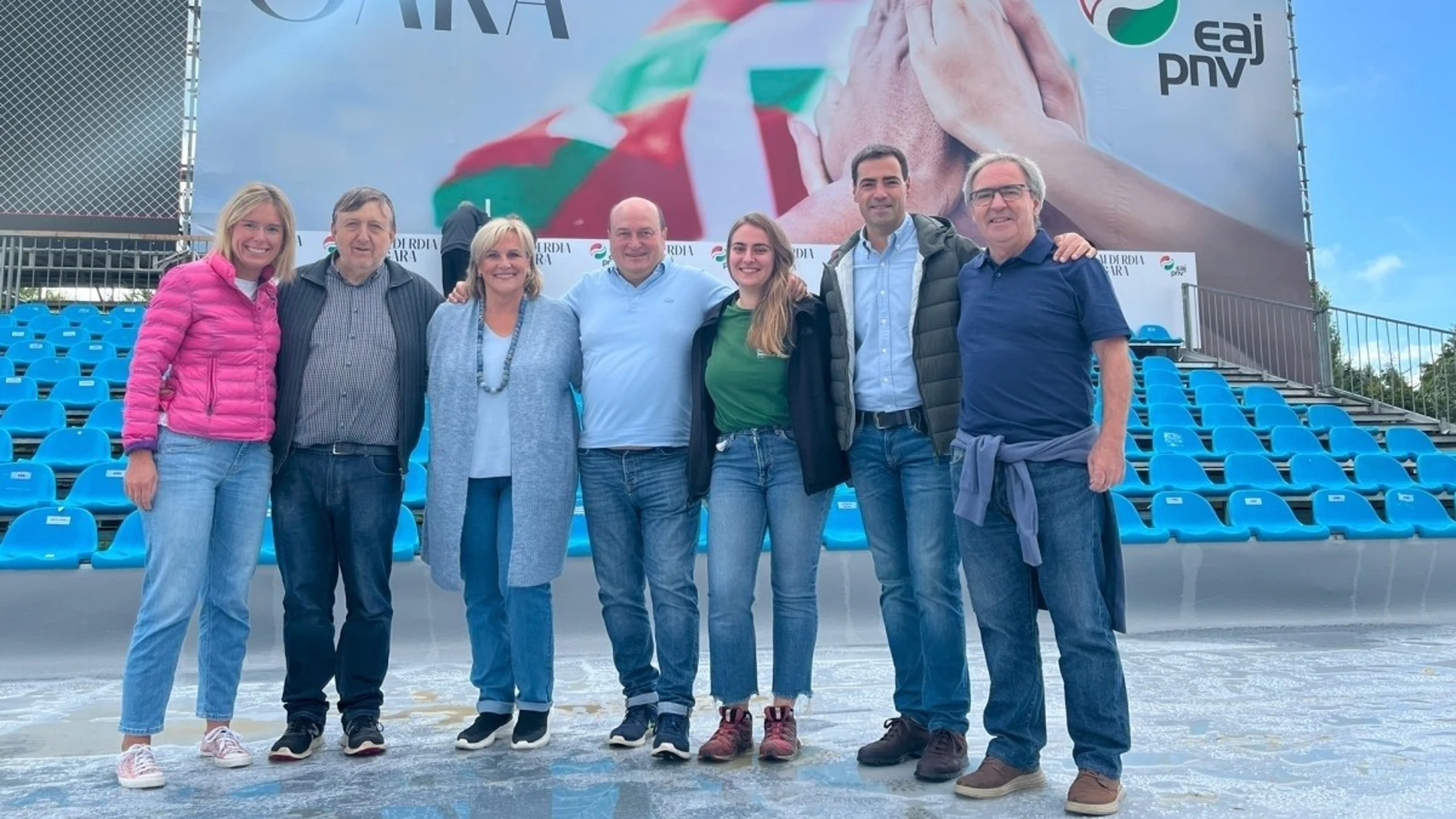 El presidente del EBB del PNV, Andoni Ortuzar, y el Lehendakari, Imanol Pradales, junto a otros dirigentes de la formación jeltzale REMITIDA / HANDOUT por PNV Fotografía remitida a medios de comunicación exclusivamente para ilustrar la noticia a la que hace referencia la imagen, y citando la procedencia de la imagen en la firma 28/09/2024