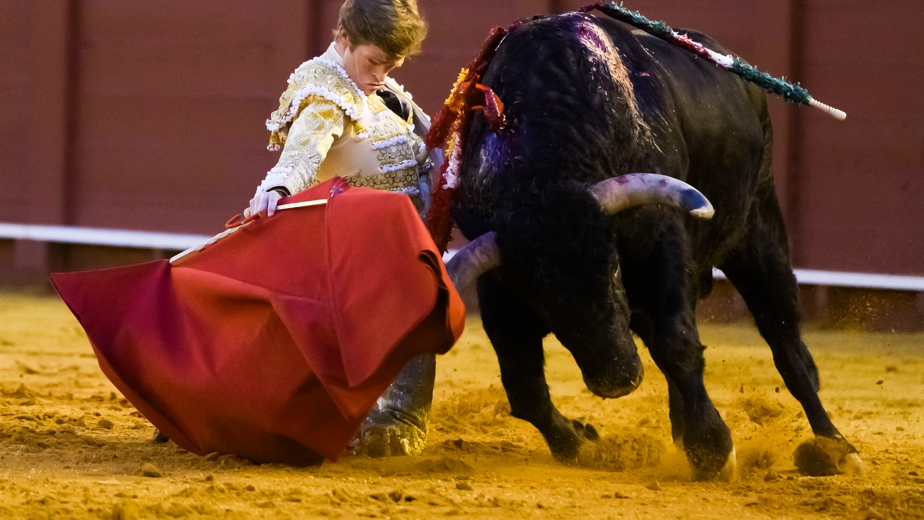 SEVILLA, 28/09/2024.- El diestro Borja Jiménez en su segundo toro de la tarde en el festejo 23 de abono perteneciente a la Feria de San Miguel, en la plaza de la Maestranza de Sevilla. EFE/ Raúl Caro