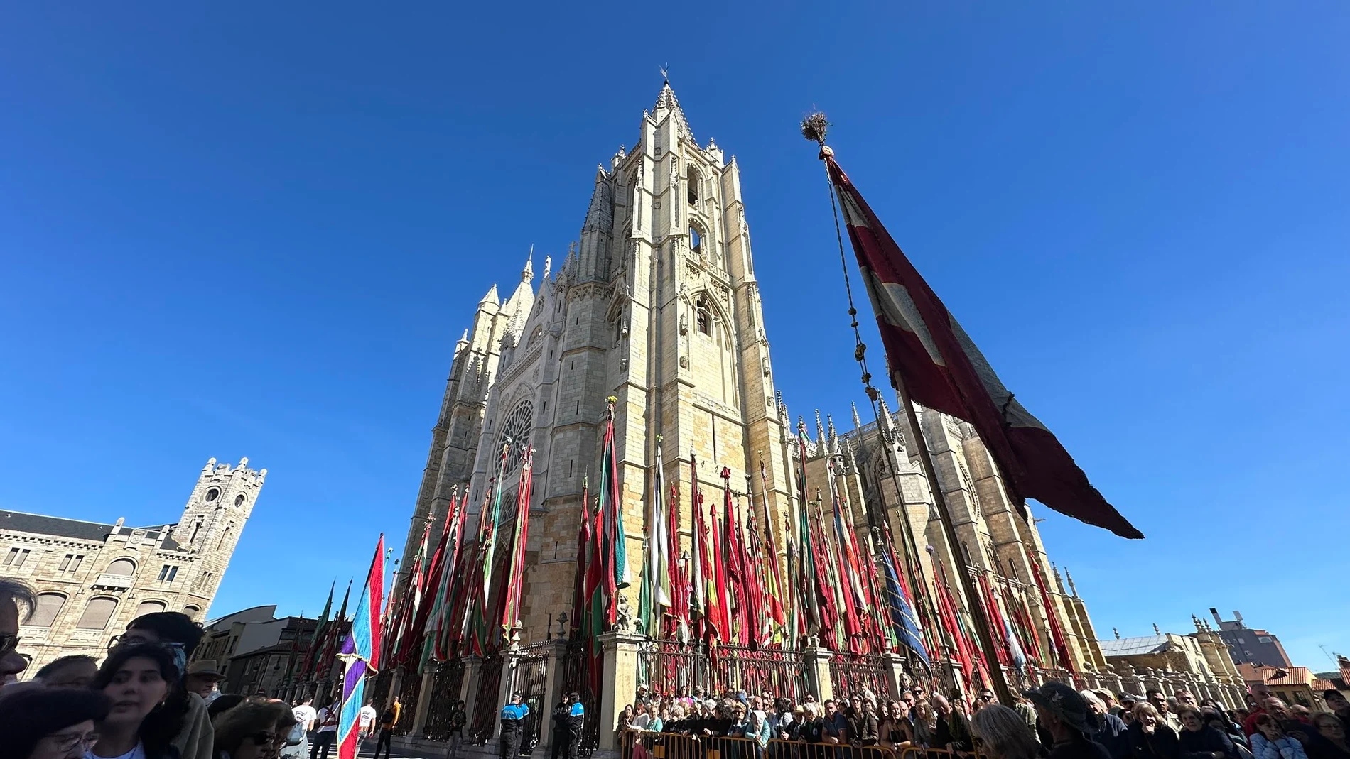 Desfile de pendones en León