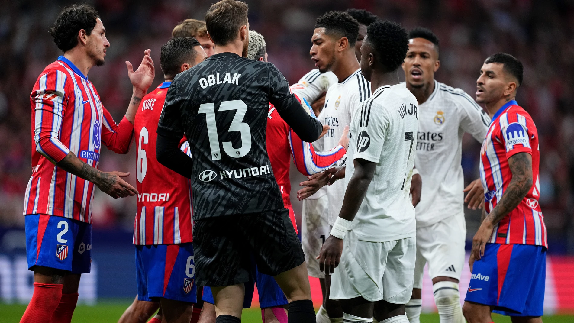 Jude Bellingham of Real Madrid fights with Jorge Resurreccion Koke of Atletico de Madrid during the Spanish League, LaLiga EA Sports, football match played between Atletico de Madrid and Real Madrid at Civitas Metropolitano stadium on September 29, 2024, in Madrid, Spain. AFP7 29/09/2024 ONLY FOR USE IN SPAIN