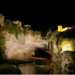 El pueblo burgalés de Puentedey de noche