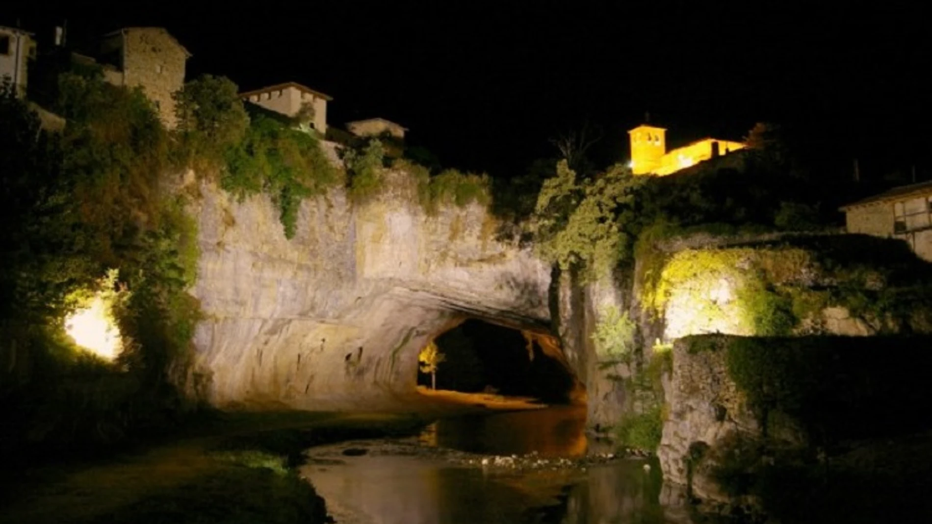 El pueblo burgalés de Puentedey de noche