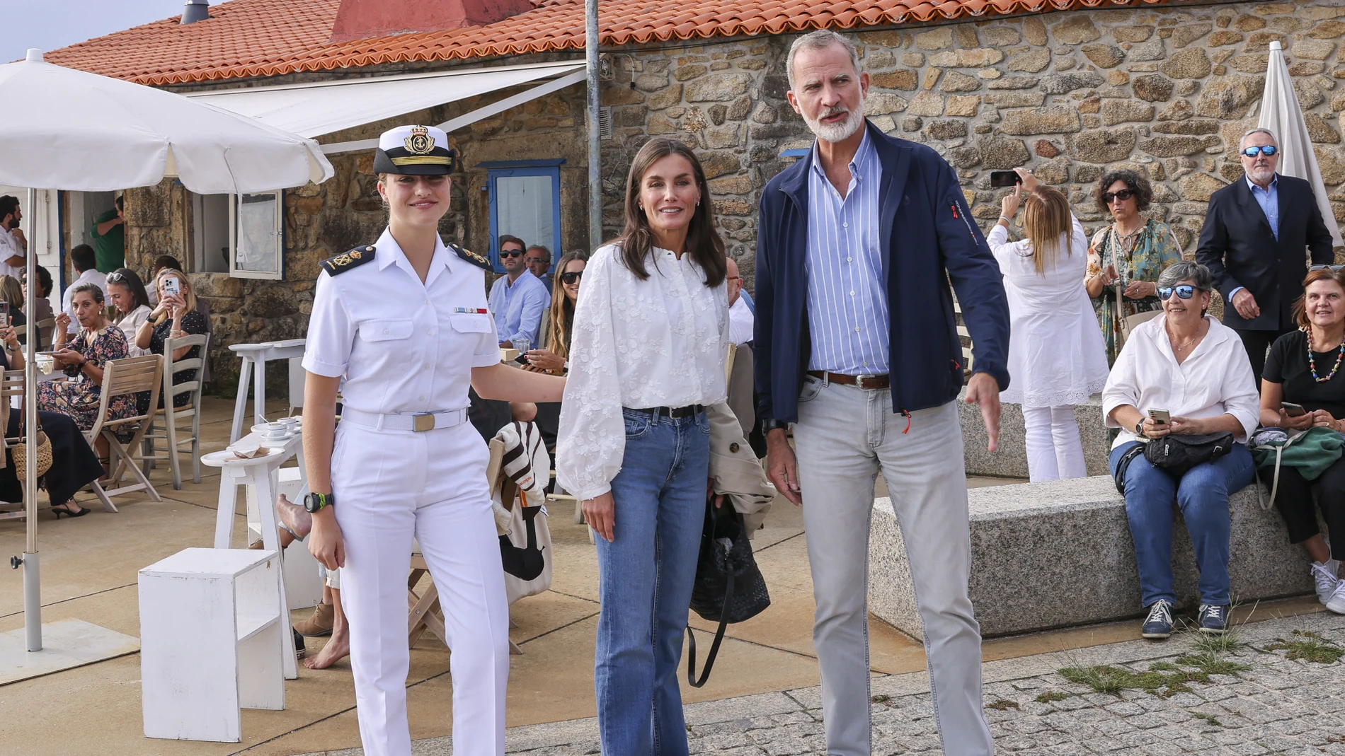 La Princesa Leonor, la Reina Letizia, el Rey Felipe VI de comida en Villagarcía de Arousa.