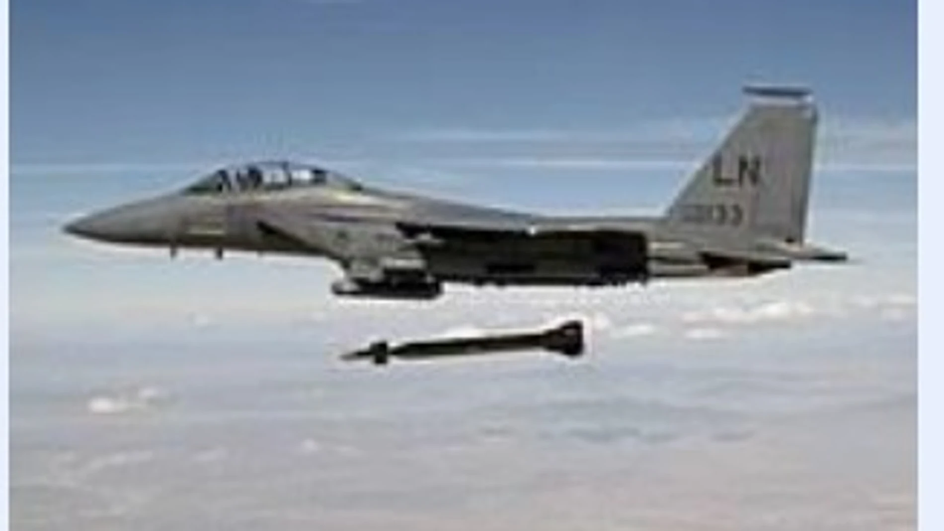 Un caza, en el momento de lanzar una GBU-28