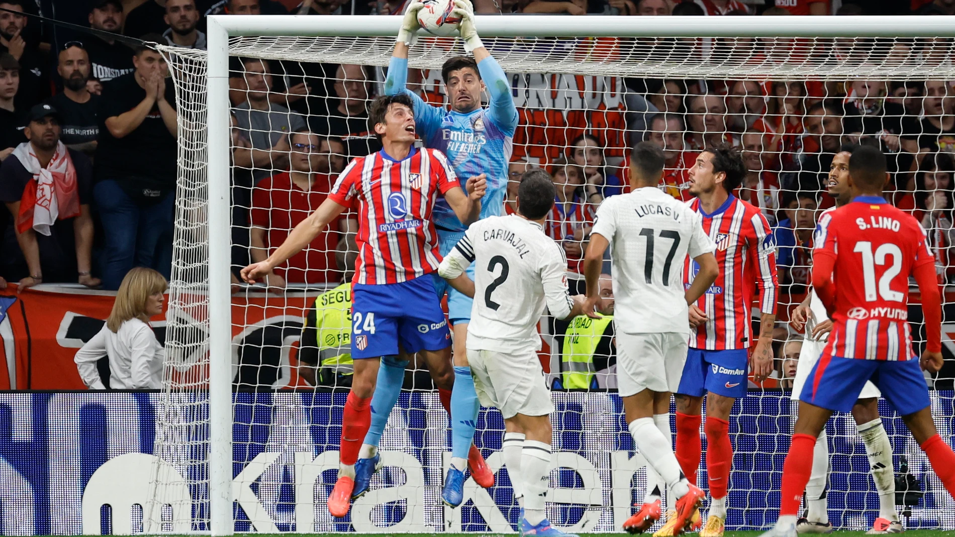 MADRID, 29/09/2024.- El portero Real Madrid Thibaut Courtois (2-i) detiene un balón ante Robin Le Normand (i), del Atlético, durante el partido de la LaLiga EA Sports que Atlético de Madrid y Real Madrid disputan este domingo en el estadio Civitas Metropolitano. EFE/JJ Guillén