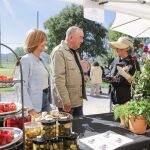 El presidente de la Diputación de Segovia, Miguel Ángel de Vicente, y la diputada Magdalena Rodríguez visitan la feria