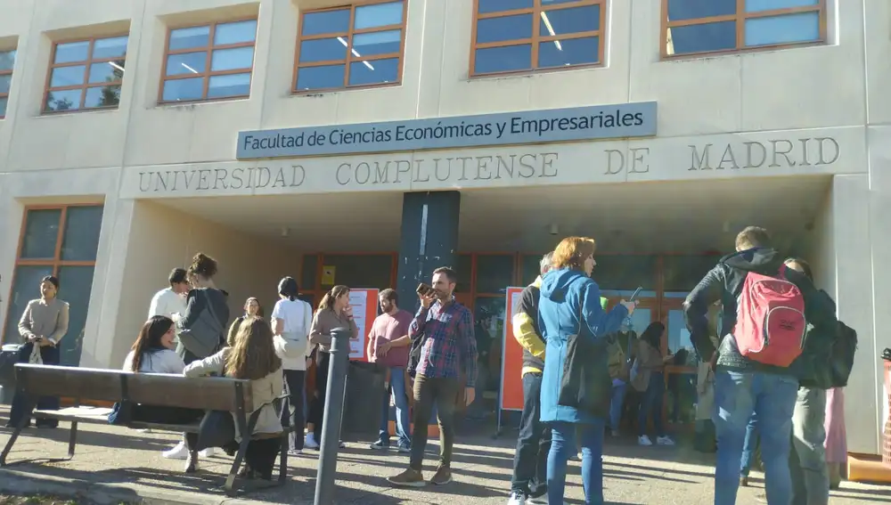 Opositores para el puesto de periodista de RTVE en la Facultad de Ciencias Económicas y Empresariales de la Universidad Complutense de Madrid