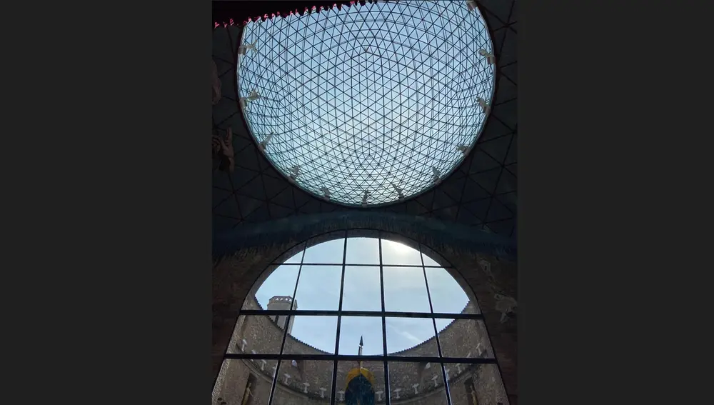 Curioso efecto del “ojo invisible” que forma el arco de piedra del Teatro-Museo Dalí con el perímetro exterior del edificio