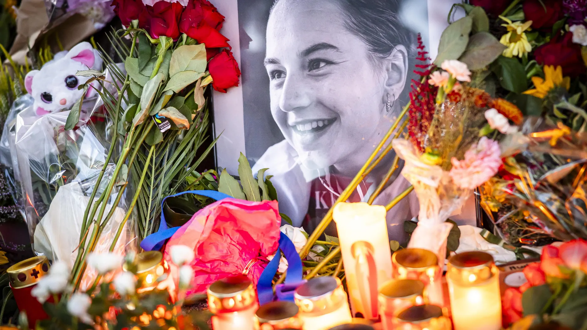 Zurich (Switzerland), 29/09/2024.- Candles burn at the makeshift memorial for Muriel Furrer from Switzerland, who died after a cycling crash during the 2024 UCI Road and Paracycling Road World Championships in Zurich, Switzerland, 29 September 2024. 18-year-old Swiss cyclist Muriel Furrer died from her injuries on 27 September 2024 after she crashed the day before in the UCI Road and Para-cycling Road World Championships 2024 junior women's race. (Ciclismo, Suiza) EFE/EPA/MICHAEL BUHOLZER