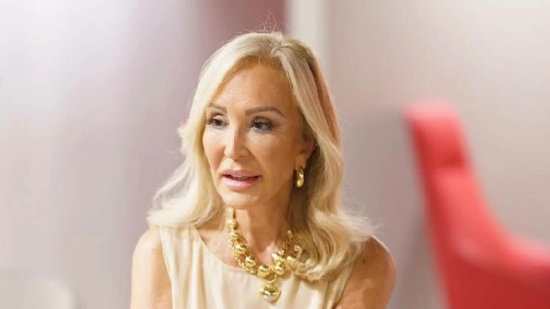 Carmen Lomana con una de las tendencias de la temporada, los vestidos satinados.