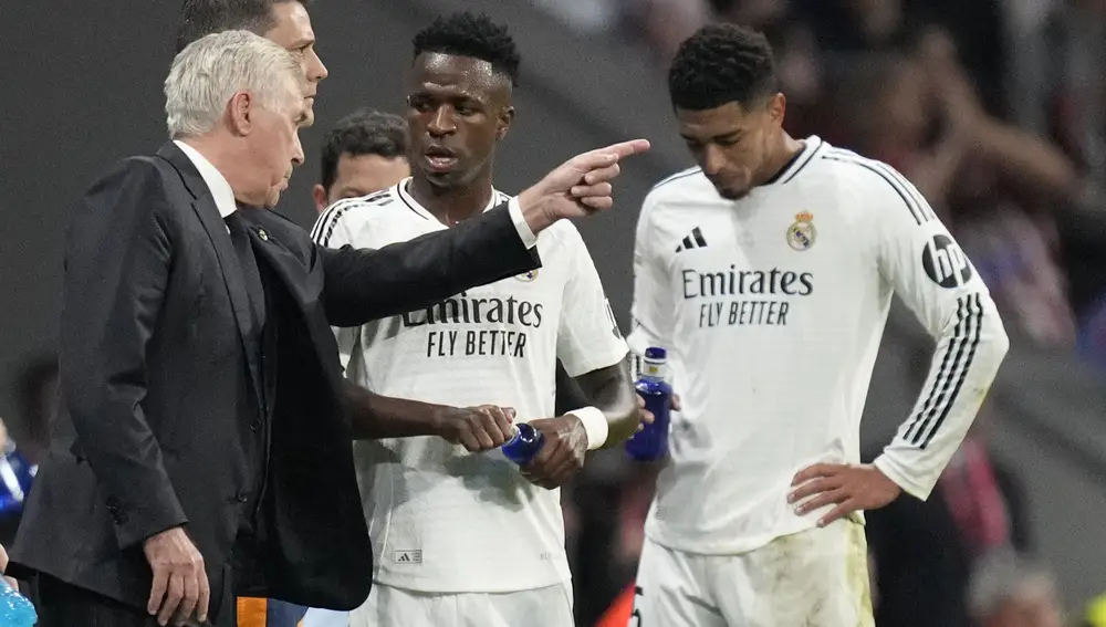 Ancelotti habla con Vinicius y Bellingham durante el partido ante el Atlético