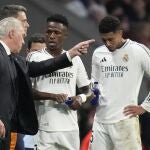 Ancelotti habla con Vinicius y Bellingham durante el partido ante el Atlético