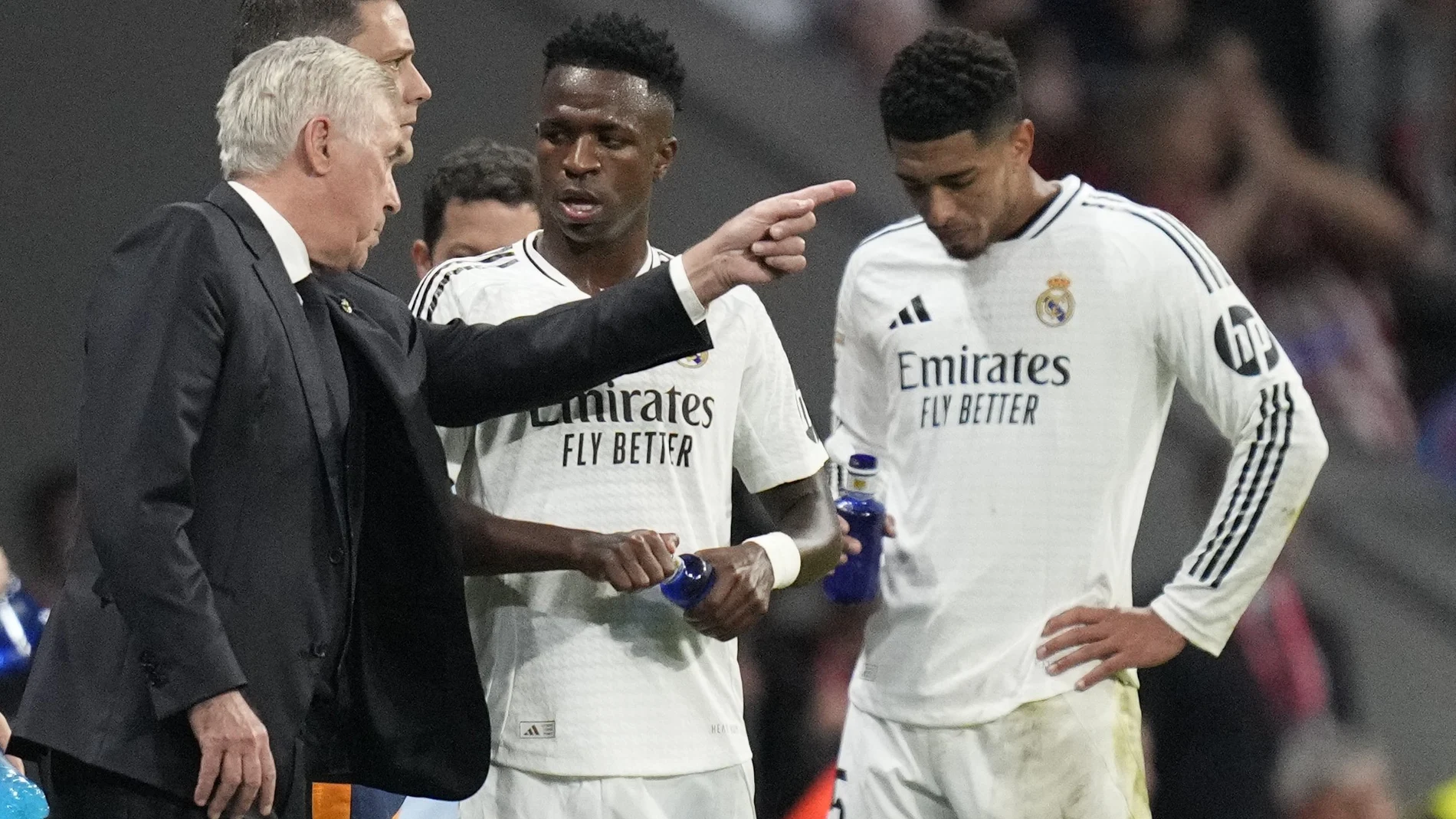 Ancelotti habla con Vinicius y Bellingham durante el partido ante el Atlético