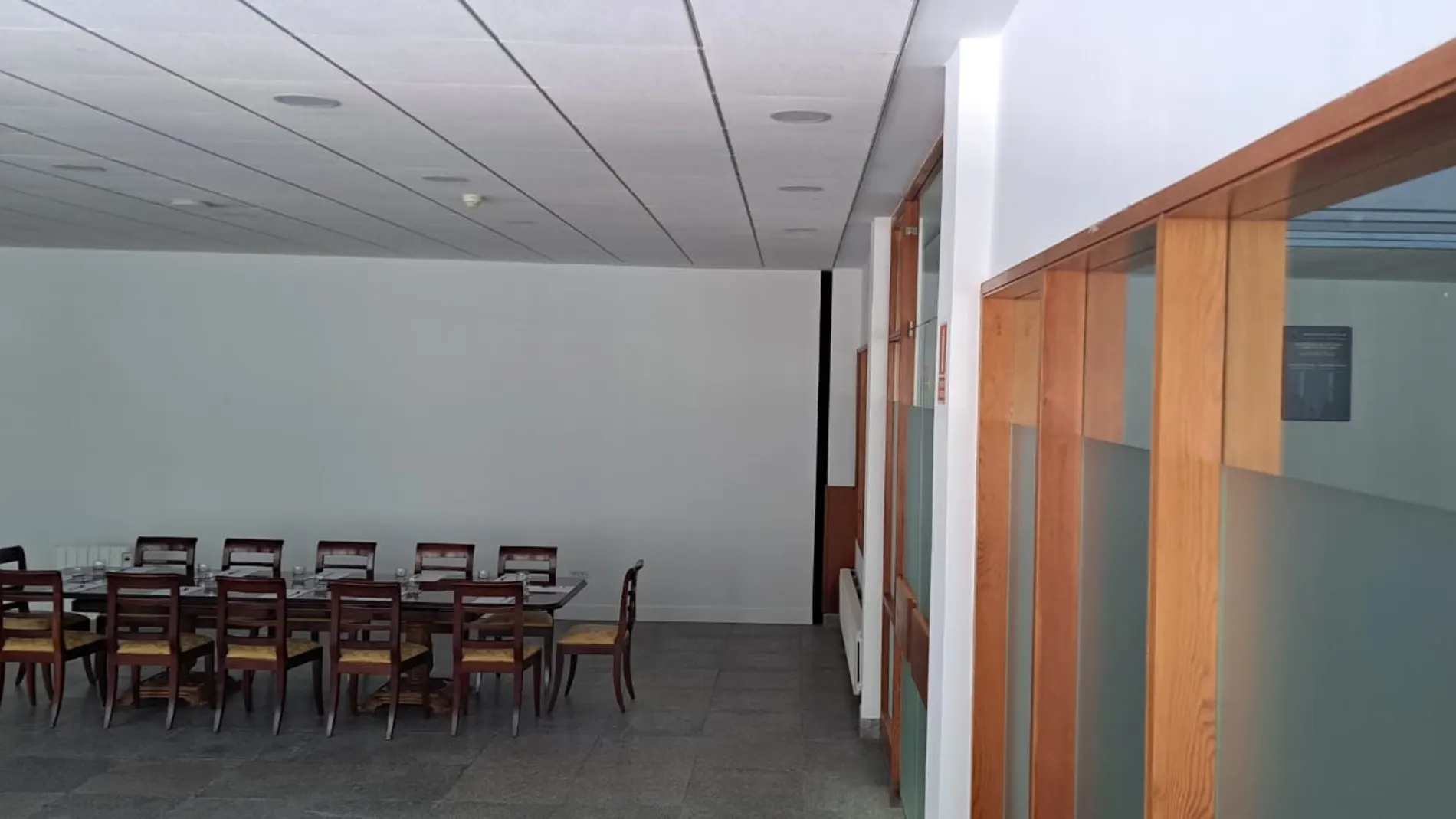 La sala de reuniones habilitada en lo que antes fue cafetería