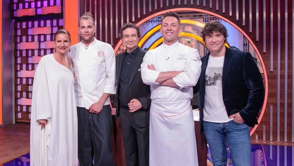 Eduardo Navarrete y el chef italiano Ferdinando Bernardi junto al jurado de 'MasterChef'
