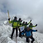 Los protagonistas que forman parte del Desafío Santalucía Seniors mostraron su alegría al llegar a la cima