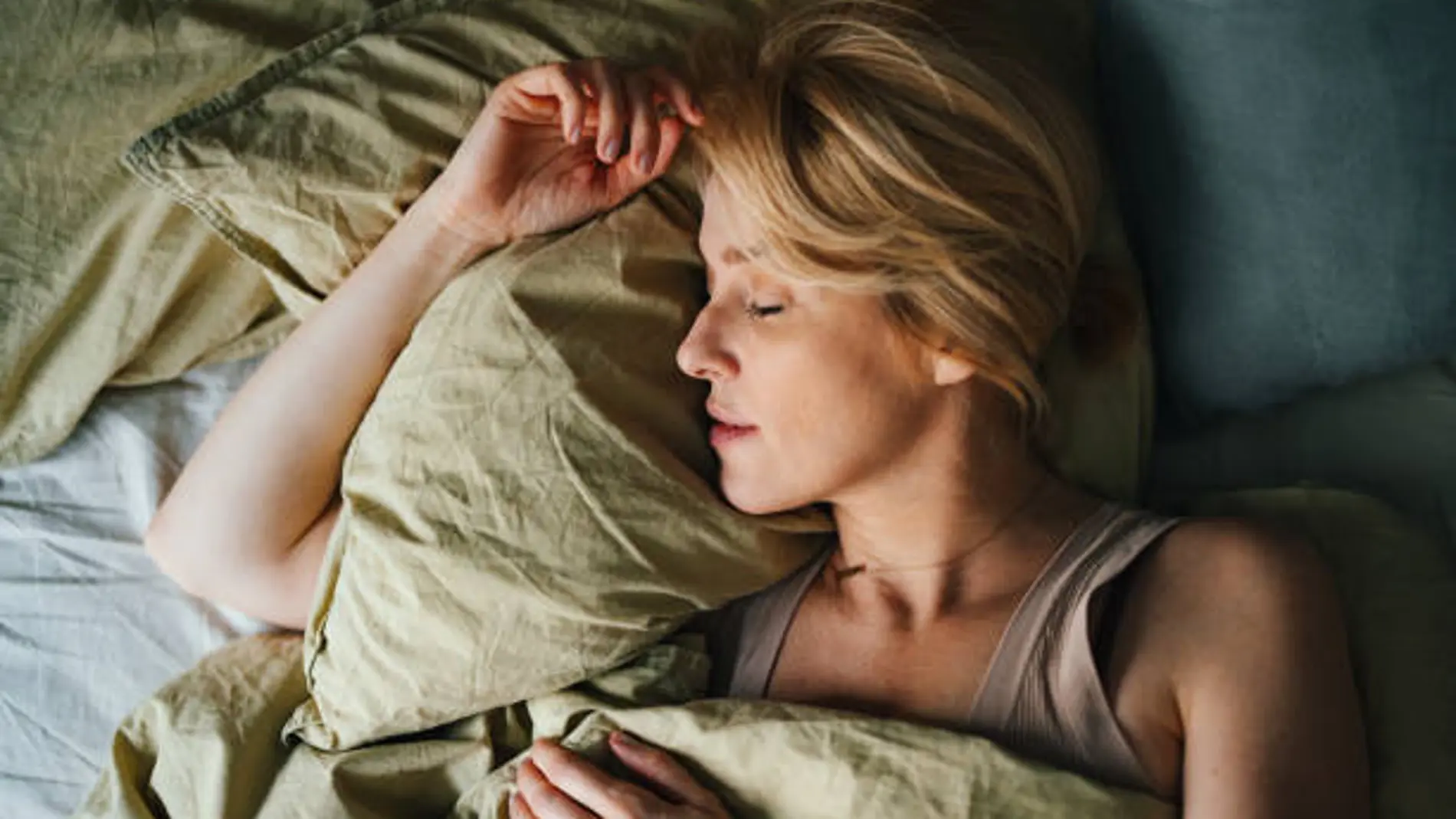 Una mujer durmiendo