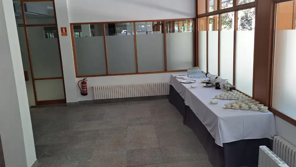 En la imagen, la mesa dispuesta para el catering y los nuevos cristales biselados