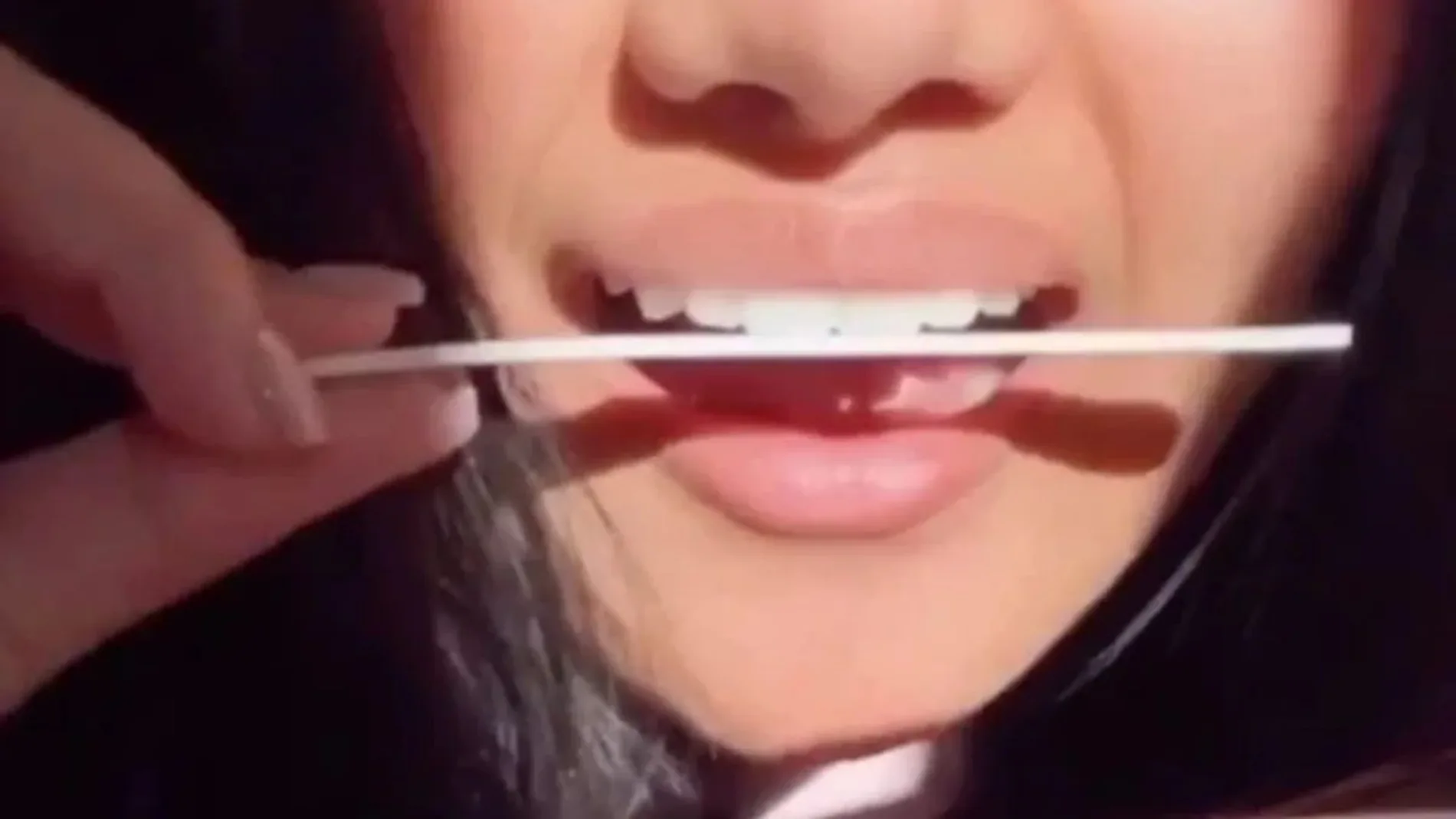 Nueva moda de limarse los dientes con una lima de uñas