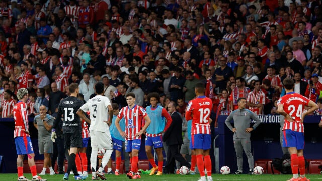 Los jugadores de Atlético y Real Madrid, en pleno parón del derbi