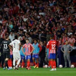 Los jugadores de Atlético y Real Madrid, en pleno parón del derbi