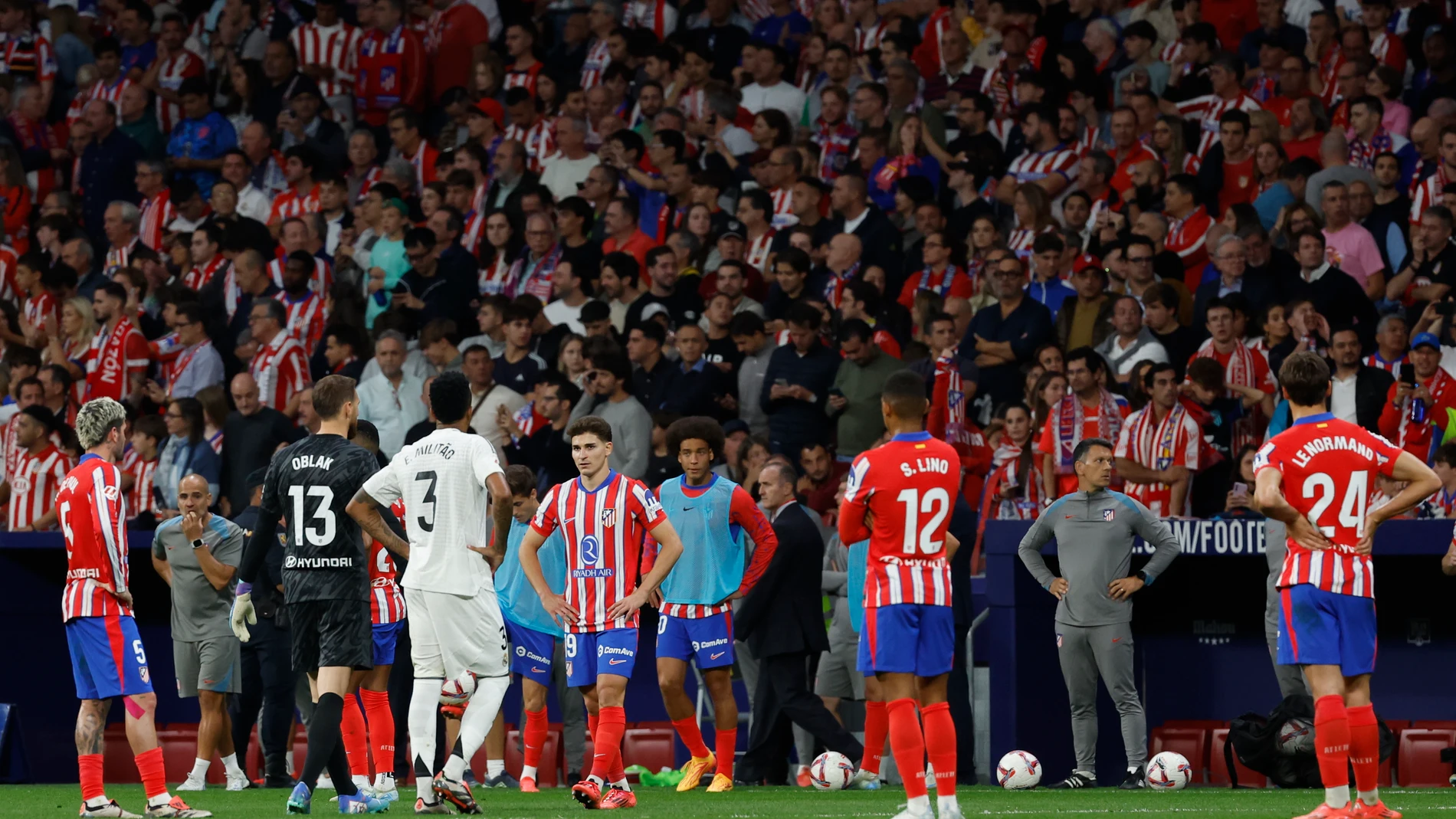 Los jugadores de Atlético y Real Madrid, en pleno parón del derbi
