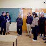 El obispo de Palencia visita el colegio de los Barnabitas para conocer el día a día de los 90 migrantes africanos acogidos