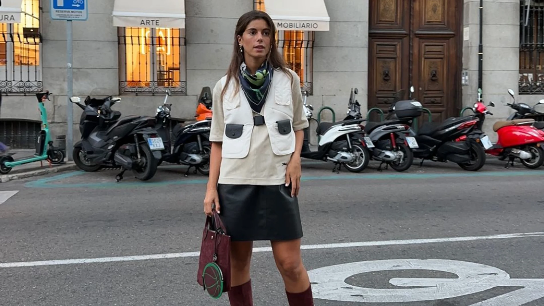8 faldas mini de Sfera y Mango para llevar con botas altas.