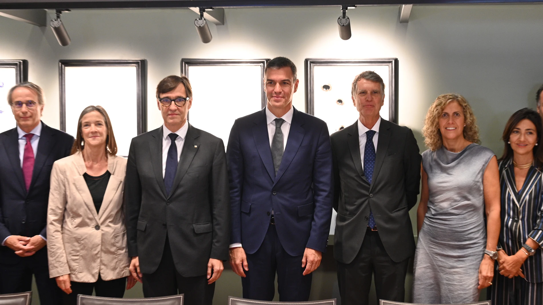 El presidente del Gobierno, Pedro Sánchez, y el de la Generalitat, Salvador Illa, con miembros de la junta directiva del Cercle d'Economia, a lunes 30 de septiembre de 2024, en Barcelona REMITIDA / HANDOUT por GOBIERNO Fotografía remitida a medios de comunicación exclusivamente para ilustrar la noticia a la que hace referencia la imagen, y citando la procedencia de la imagen en la firma 30/09/2024