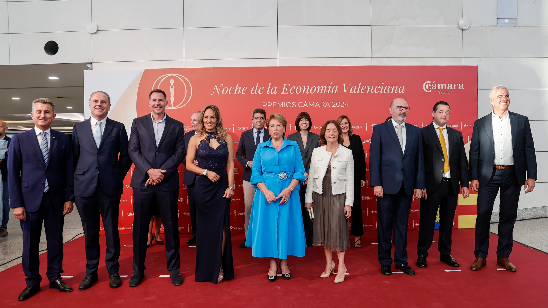 Foto de familia de los premiados, con el presidente de la Generalitat valenciana, Carlos Mazón, la ministra Diana Morant y la alcaldesa de Valencia, María José Catalá