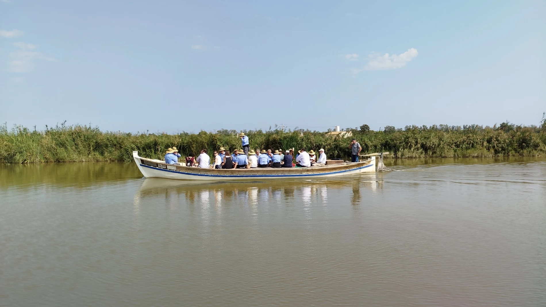 Un grupo de turistas disfruta de un placentero paseo en barca por la Albufera