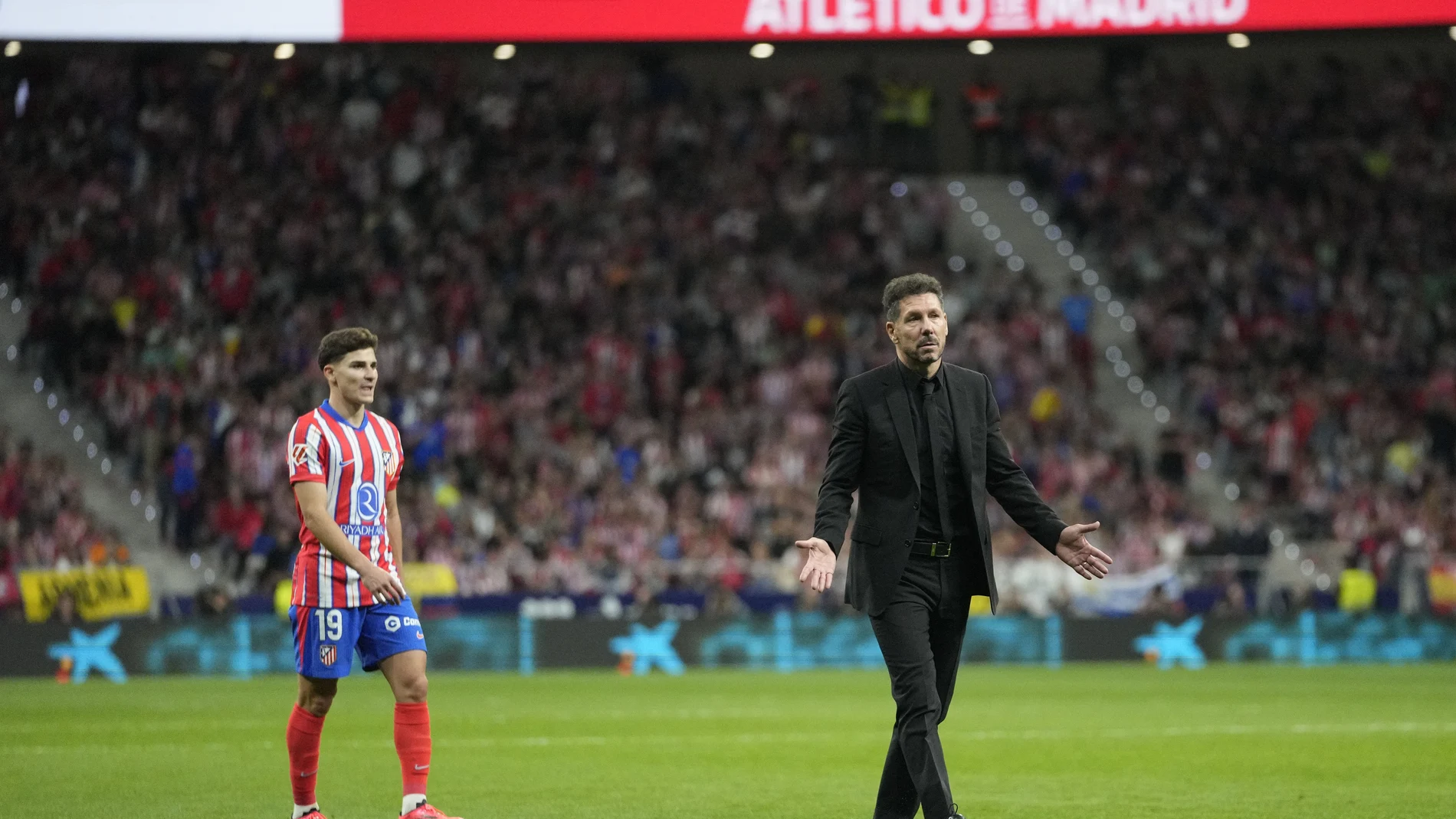 Simeone se dirige al fondo para pedir a los ultras que no lancen objetos