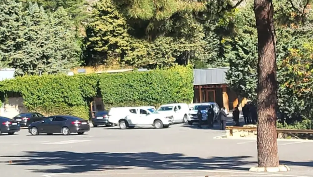 Vehículos aparcados en el exterior del acceso al edificio del funicular, sin uso desde hace años