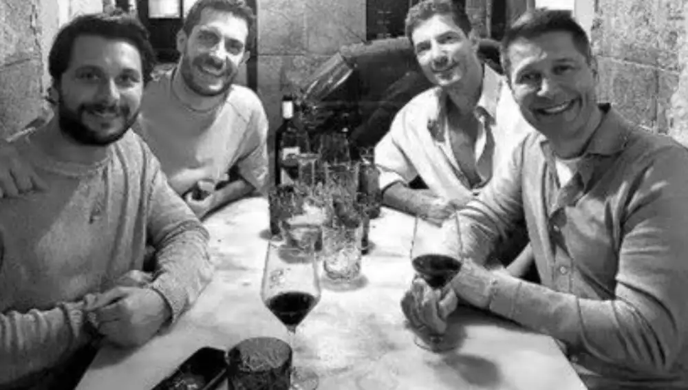 Jaime Cantizano, junto a su pareja y otros amigos en Madrid