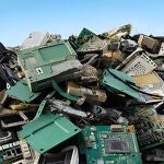Esto que tiras al contenedor de reciclaje vale su peso en oro y los chatarreros lo saben