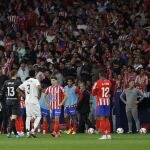 Un momento del parón en el derbi por el lanzamiento de objetos