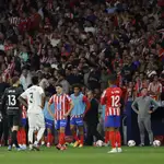 Un momento del parón en el derbi por el lanzamiento de objetos