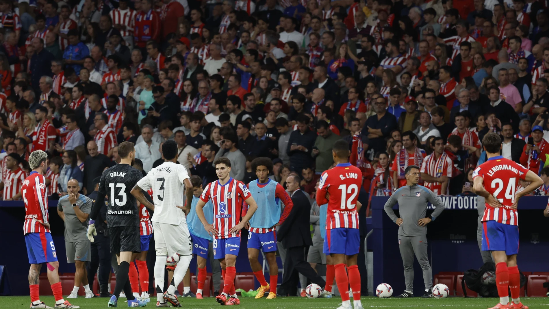 Un momento del parón en el derbi por el lanzamiento de objetos