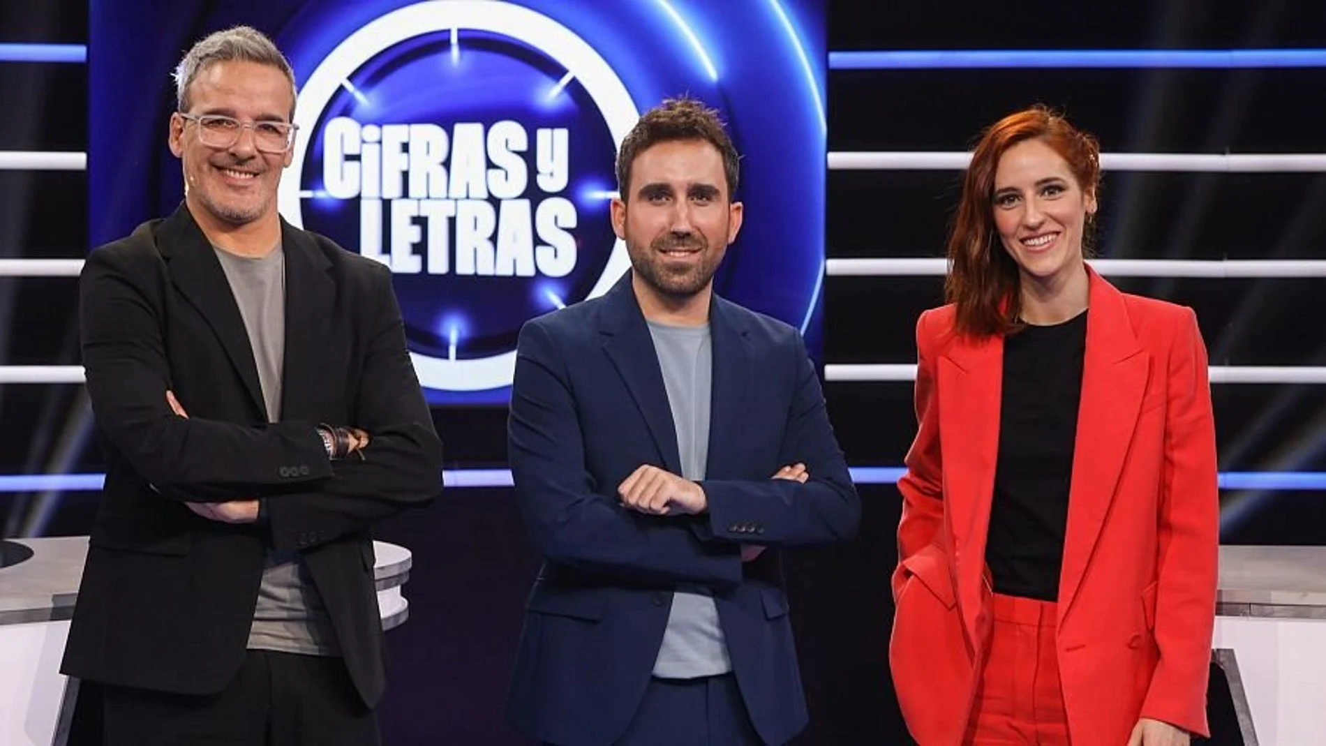 Aitor Albizua, presentador de 'Cifras y Letras', junto a los expertos David Calle y Elena Herraiz