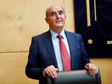 Tom&aacute;s Quintana, Procurador del Com&uacute;n y comisionado de Transparencia, antes de comparecer en las Cortes